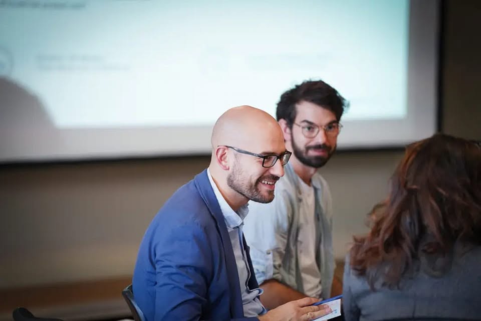 Artur Malke in conversation with participants during a professional workshop